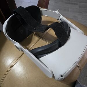 VR Headset with Adjustable Strap - White